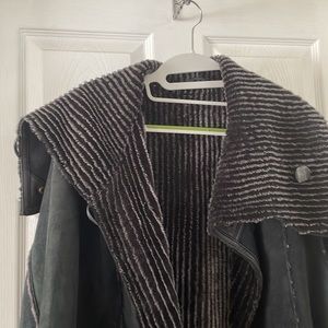 Elegant Coat .Lamb skin. Beautiful cut.Jennifer Lang for KHanna brand/Black gray